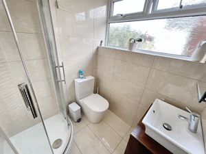 Shower room- click for photo gallery